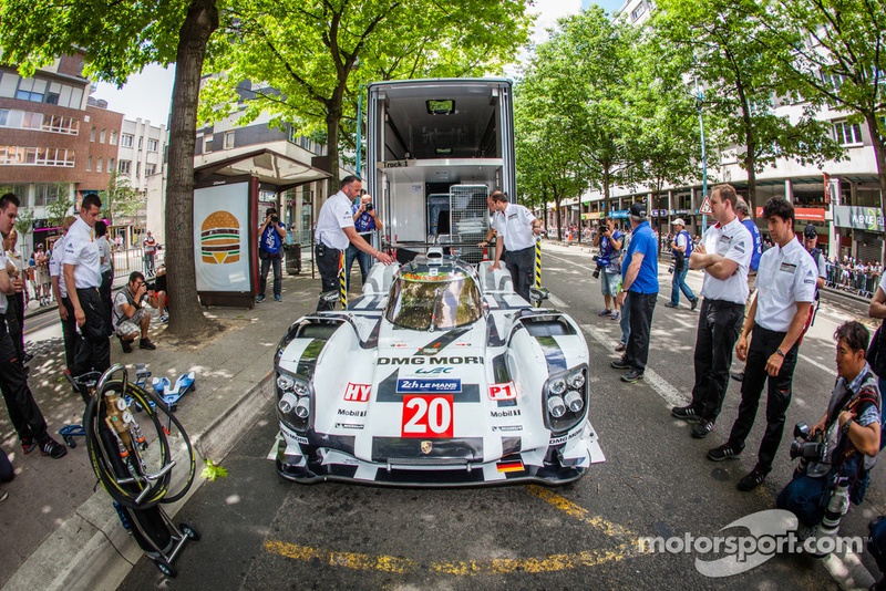 Illustration for article titled Americans Find Porsche 919 Hybrid Tough To Handle